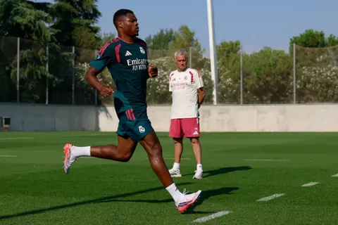 قبل تقديمه رسميًا.. دينزل دومفريس ينضم إلى تدريبات ريال مدريد (صور)